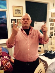 En glad Orla og et "V" for Vinder :-D